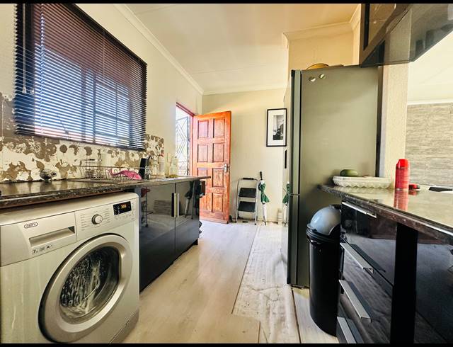 3 BEDROOM SIMPLEX FOR SALE IN HALFWAY HOUSE